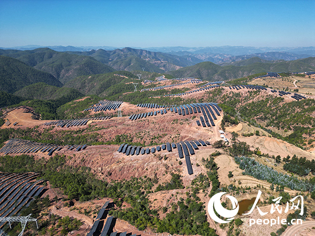 云南南華羅文村的山坡上，一塊塊光伏板連接成片。人民網(wǎng)記者 程浩攝