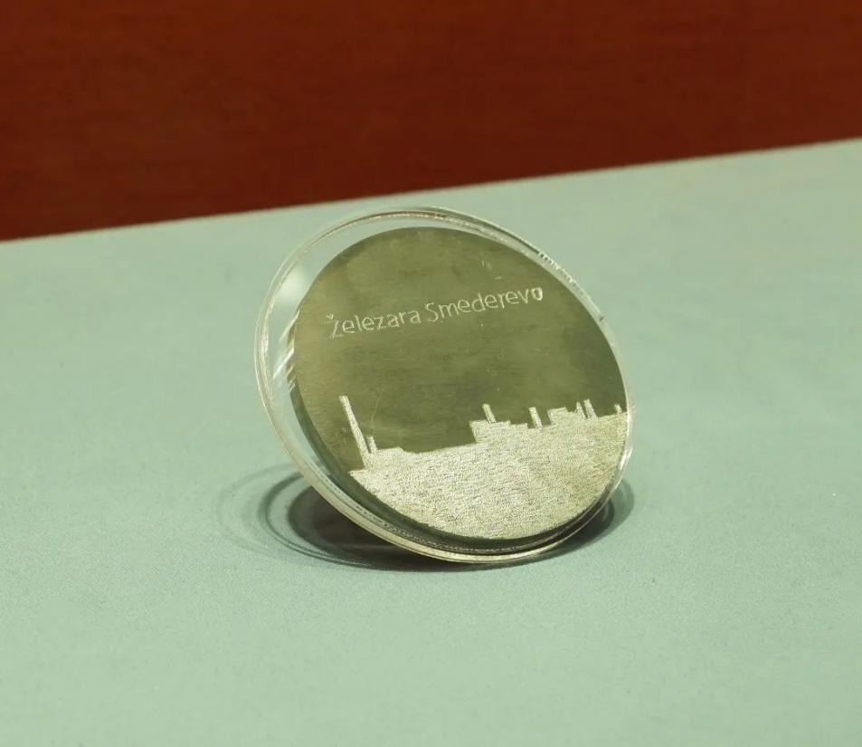 2016年6月，塞爾維亞斯梅戴雷沃鋼廠工人贈送習(xí)近平主席的鋼板雕刻工廠剪影紀念牌。胡楊 攝