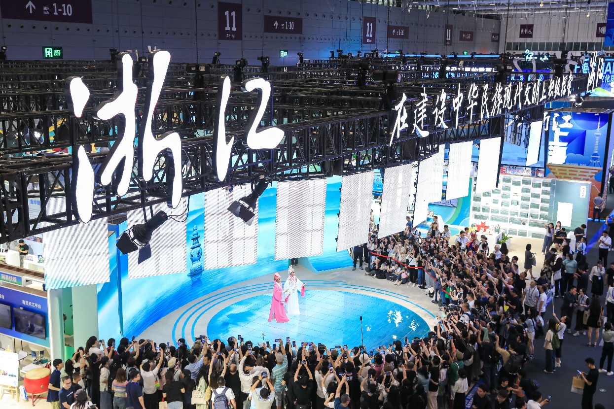 越劇《梁?！穫涫軈⒄褂^眾喜愛。主辦方供圖