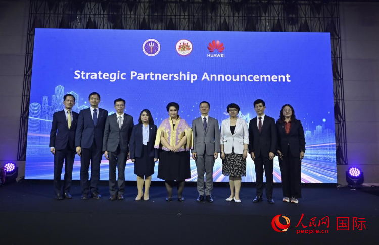 數(shù)字人才峰會現(xiàn)場。左五為泰國高等教育、科學、研究和創(chuàng)新部長素巴瑪·伊沙拉帕迪，右三中國駐泰國大使館教育參贊許蘭，右四為華為泰國技術有限公司總經(jīng)理李雄偉。人民網(wǎng)記者 簡承淵攝