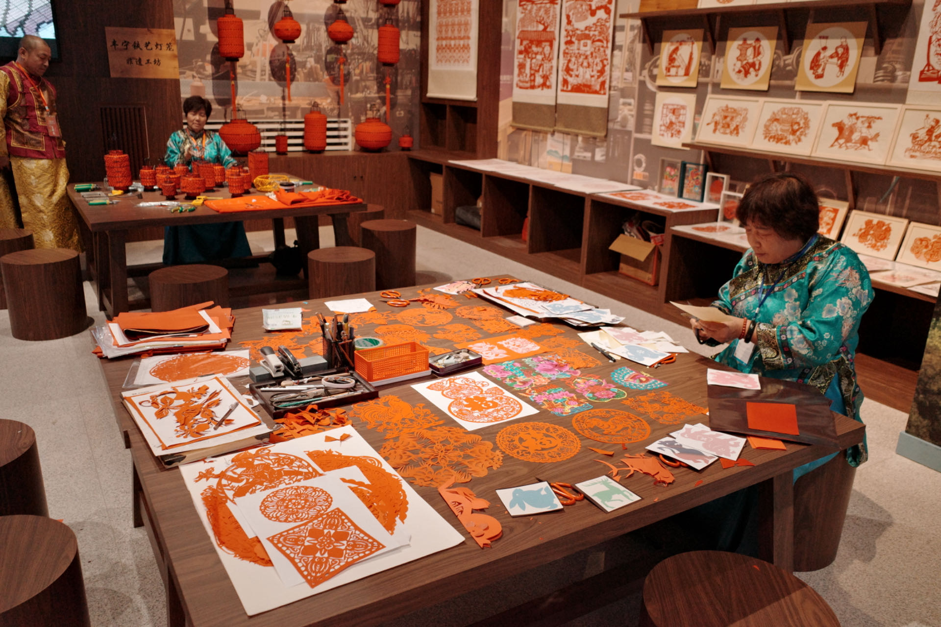 “氣象萬(wàn)千——中國(guó)非遺保護(hù)實(shí)踐主題展”上，非遺傳承人現(xiàn)場(chǎng)展示。人民網(wǎng)記者 劉微攝