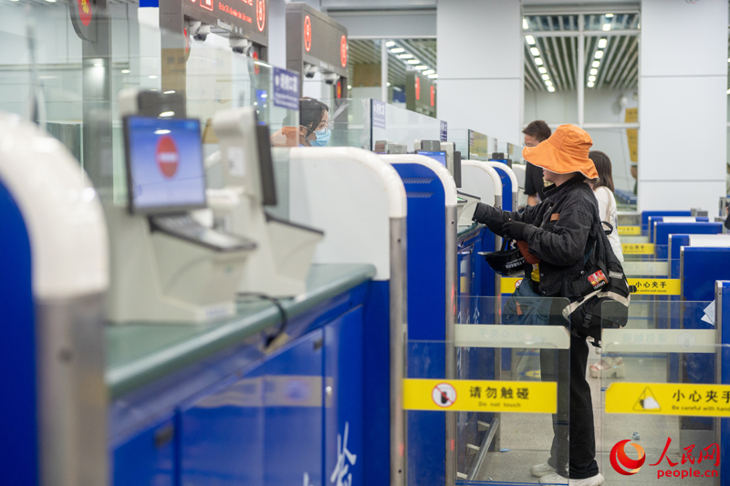 越南游客正在辦理入境手續(xù)。人民網(wǎng)記者 嚴立政攝