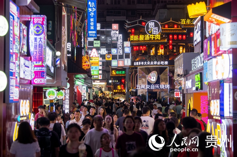 6月21日，貴陽，青云市集內(nèi)游人如織。人民網(wǎng)記者 翁奇羽攝