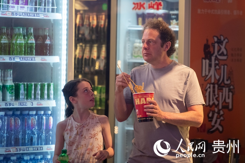 6月21日，貴陽青云市集內(nèi)，游客邊逛邊吃。人民網(wǎng)記者 翁奇羽攝