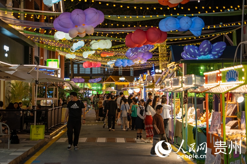 6月21日，貴陽新印廠霓虹閃爍，映照城市夜生活。人民網(wǎng) 陽茜攝