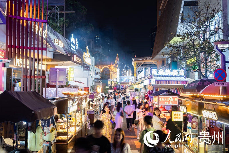 6月21日，夜幕下人頭攢動的貴陽市太平路街區(qū)。人民網(wǎng)記者 涂敏攝
