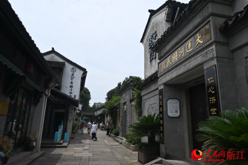 運(yùn)河邊的老建筑被完好保存下來(lái)。人民網(wǎng)記者 張麗瑋攝