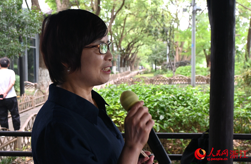 面向運(yùn)河，任國(guó)萍放聲歌唱。人民網(wǎng)記者 張麗瑋