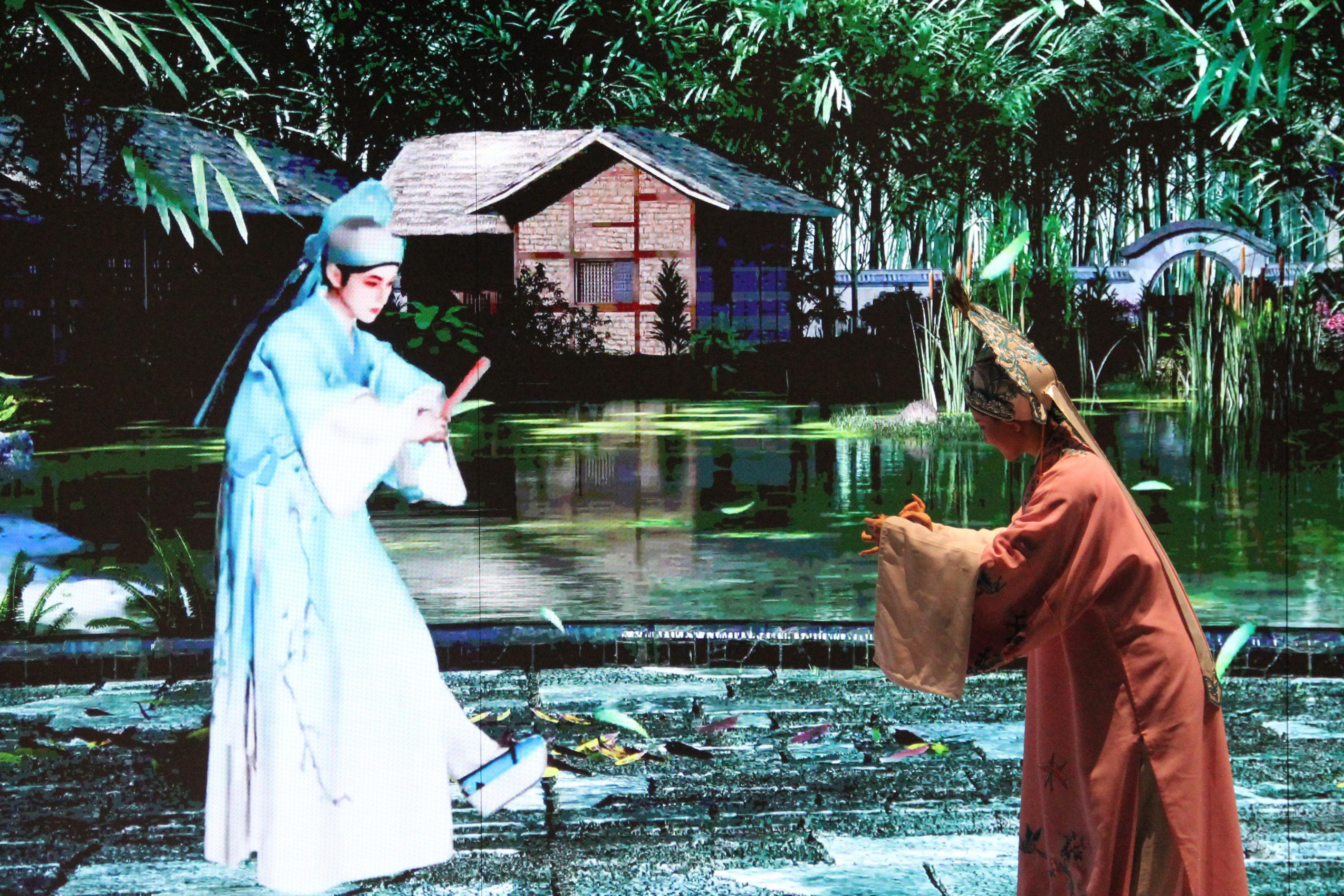 真人演員與虛擬人演員在“元啟金陵”南京數(shù)字文化客廳出演《梁山伯與祝英臺》經(jīng)典選段。受訪者供圖