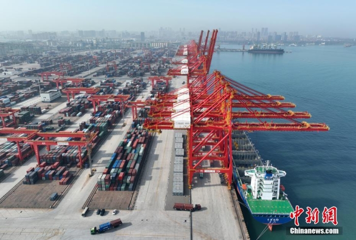 資料圖：山東日照港全自動(dòng)化集裝箱碼頭作業(yè)現(xiàn)場。(無人機(jī)圖片)<a target='_blank' href='/'><p  align=