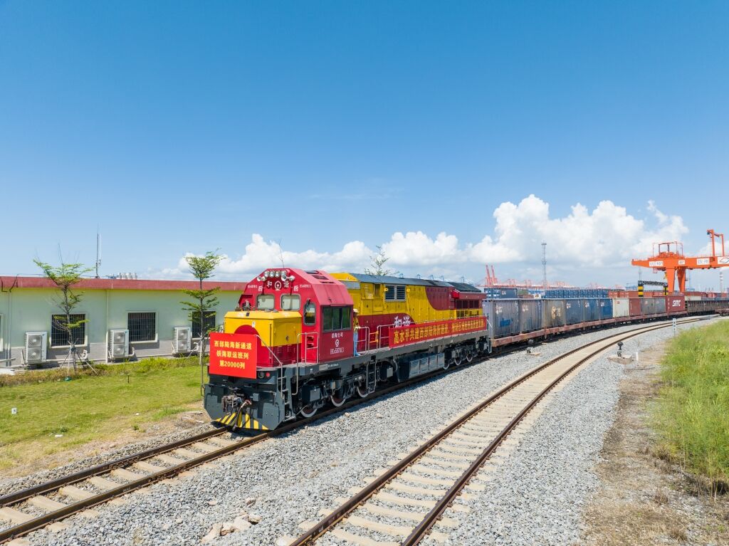01 陸海新通道第20000列班車。陸海新通道運營公司供圖
