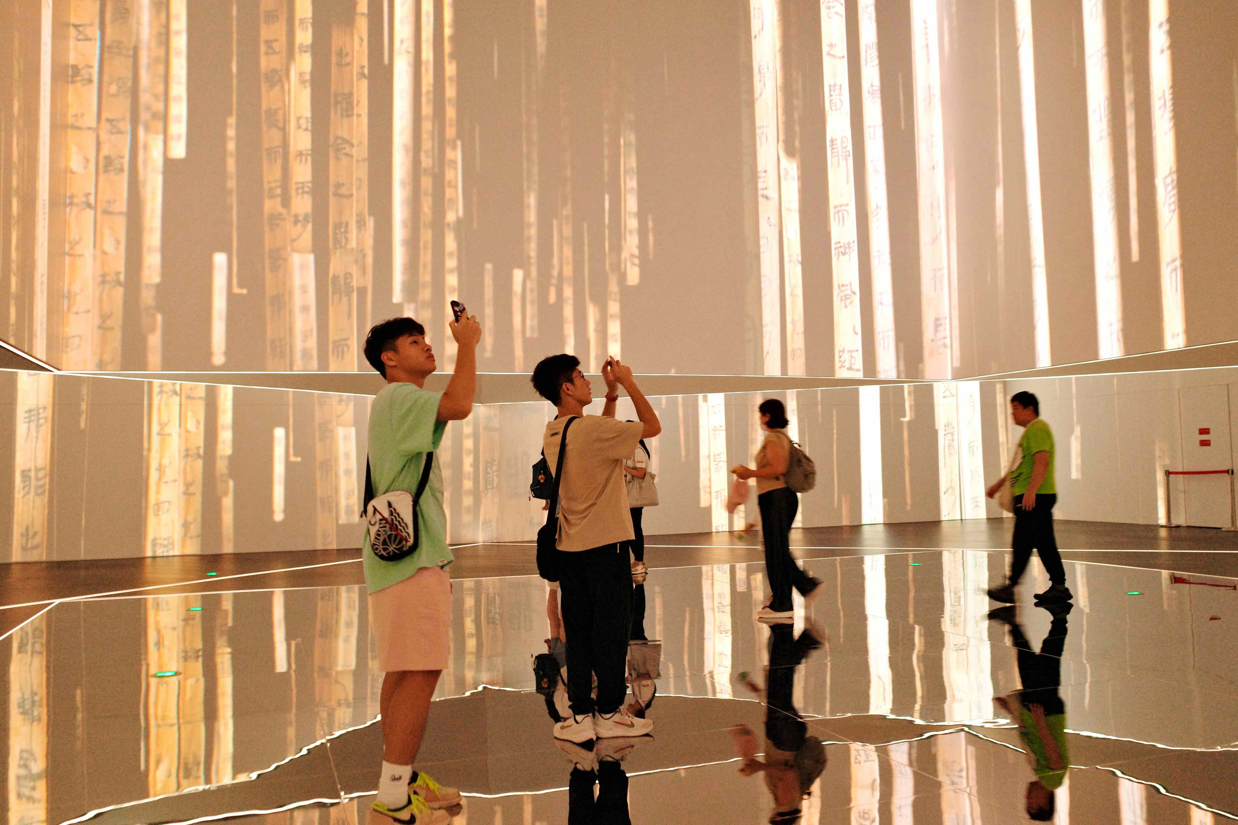 觀眾在湖南博物院沉浸式觀展。人民網(wǎng)記者 劉微攝