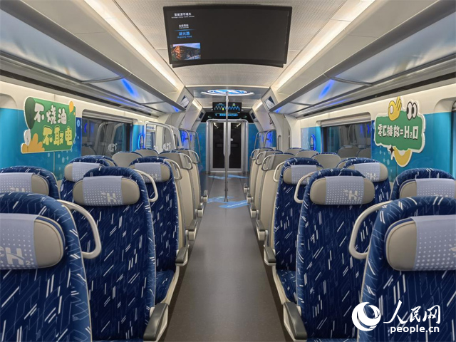 我國首列氫能源市域列車由位于吉林省的中車長客股份有限公司自主研制，該列車不燒油，不取電，可實現(xiàn)零碳排放。人民網(wǎng)記者 馬俊華攝