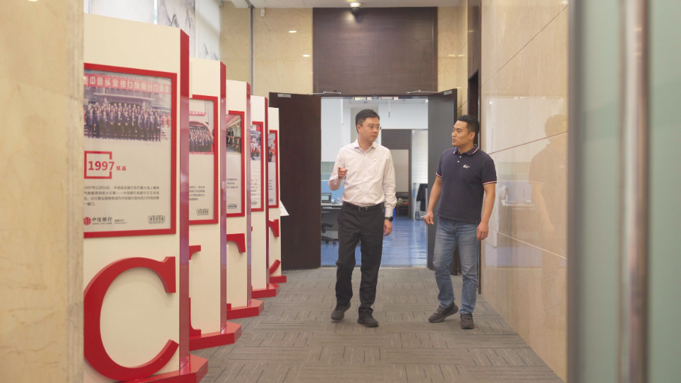 中信銀行成都分行行長(zhǎng)助理李一（左）接受采訪。人民網(wǎng)記者 王紹紹攝