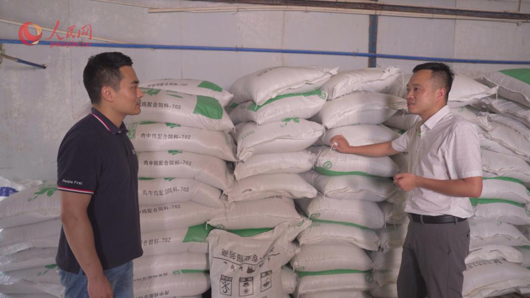 文圣農(nóng)業(yè)開(kāi)發(fā)有限公司任志軍（右）接受采訪。人民網(wǎng)記者 王紹紹攝