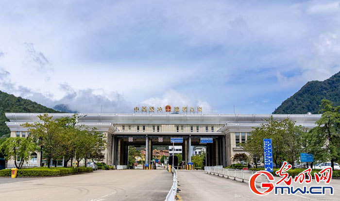 云南騰沖:小小“火塘?xí)?打通服務(wù)群眾“最后一公里”