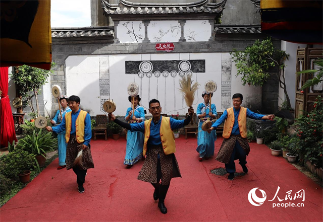云南麗江古城“天地院”的納西族演出。 人民網(wǎng)記者 程浩攝
