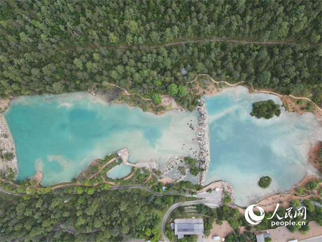 位于麗江市玉龍雪山東麓甲子村的藍月谷景區(qū)。 人民網(wǎng)記者 符皓攝