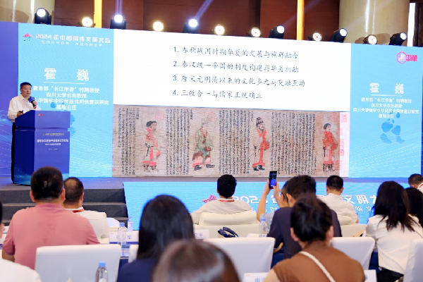 講好中華民族共同體故事，讓網(wǎng)絡(luò)“連心”更“聚心”