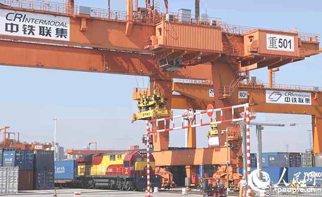 位于重慶國際物流樞紐園區(qū)的重慶鐵路集裝箱中心站。 人民網(wǎng)記者 劉祎攝