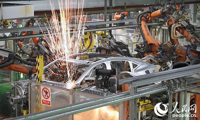 長安汽車兩江工廠，機(jī)械臂正在工作。人民網(wǎng)記者 劉祎攝