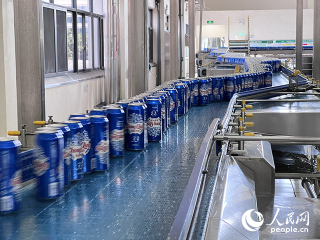 重慶啤酒包裝車間易拉罐生產(chǎn)線。人民網(wǎng)記者 胡虹攝