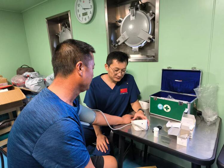 資訊有故事丨援外醫(yī)療隊(duì)員的中秋心愿:“為更多有需要的人送去健康與希望”