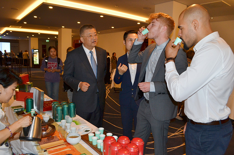 參會嘉賓品鑒貴州茶。貴州省互聯(lián)網(wǎng)信息辦公室供圖