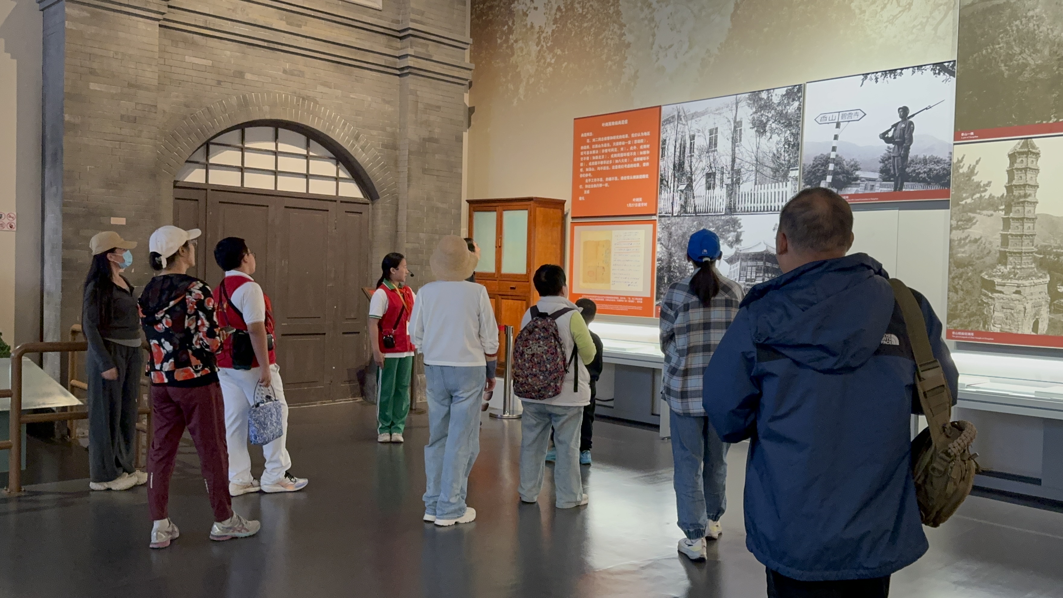 10月4日，北京香山革命紀念館內(nèi)，一名“紅領(lǐng)巾志愿者”正在為參觀者講解。人民網(wǎng)記者 劉微攝