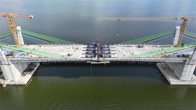 圖為馬古富力大橋合龍現(xiàn)場(chǎng)。中土東非公司供圖