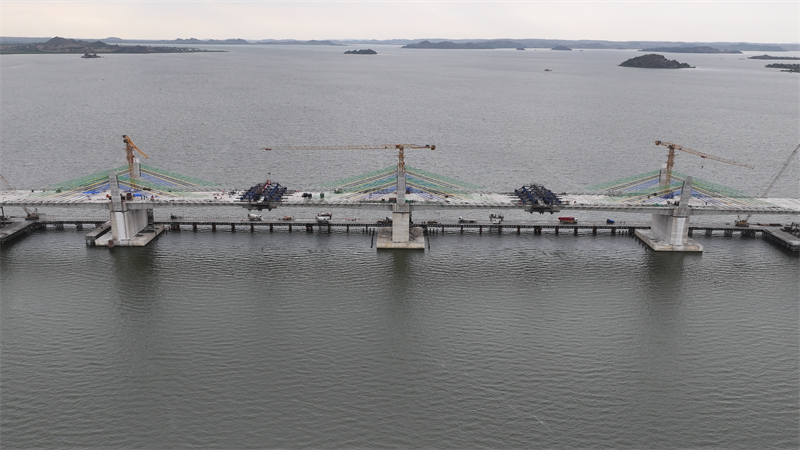 圖為馬古富力大橋合龍現(xiàn)場(chǎng)。中土東非公司供圖