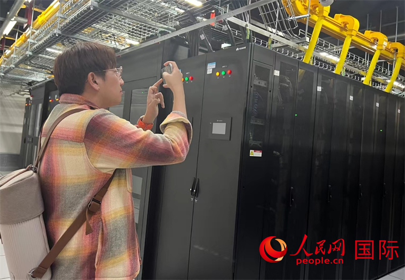 韓國博主樸大一參觀中國移動新疆云計算和大數(shù)據(jù)中心機房。人民網記者曾書柔攝