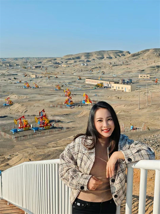 中泰文化推廣達人張愛玲參觀克拉瑪依百里油區(qū)。受訪者供圖