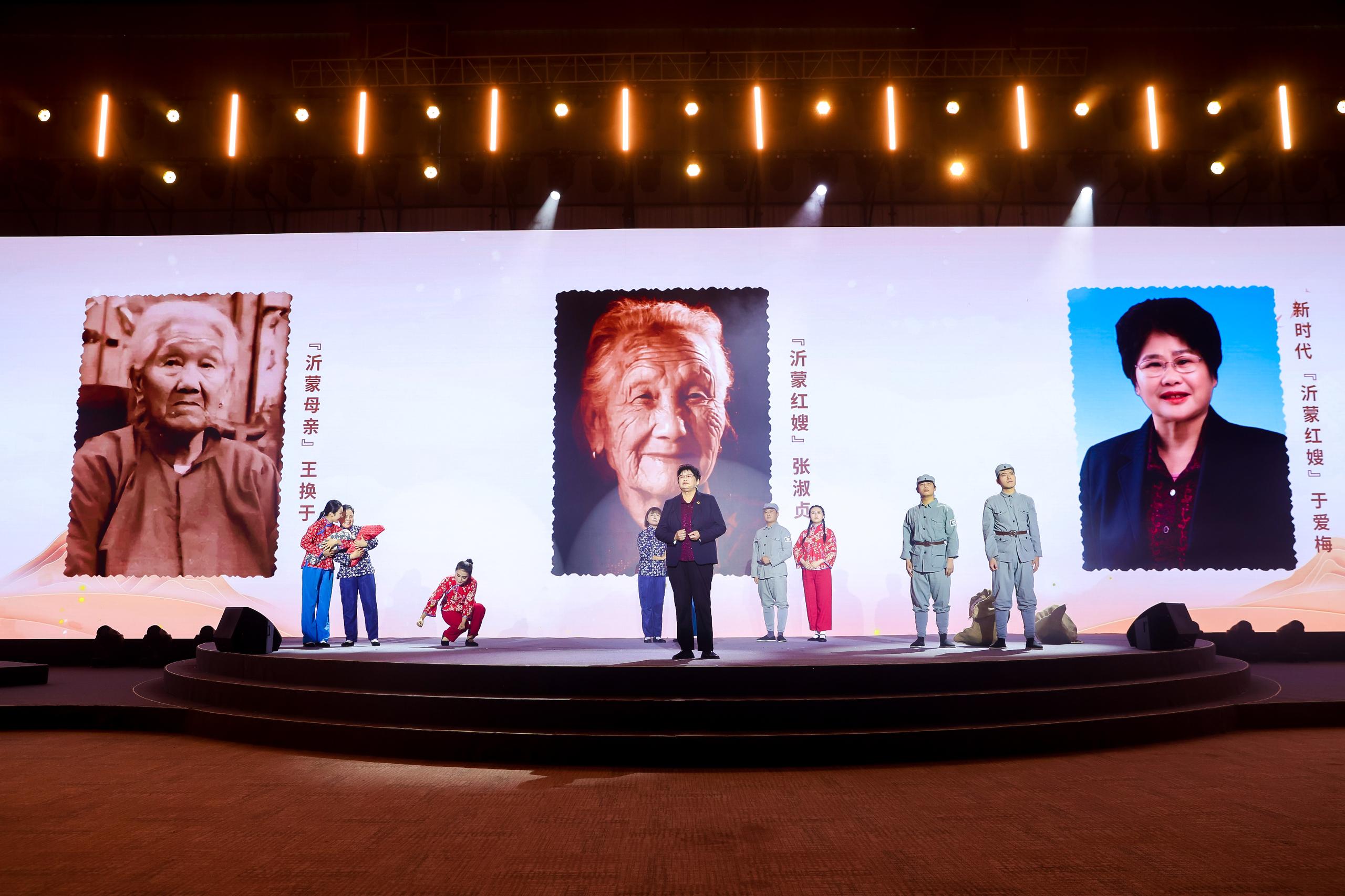 “何以中國·弦歌不輟”網(wǎng)絡(luò)主題活動現(xiàn)場，于愛梅講述“沂蒙紅嫂”的故事。人民視頻供圖。