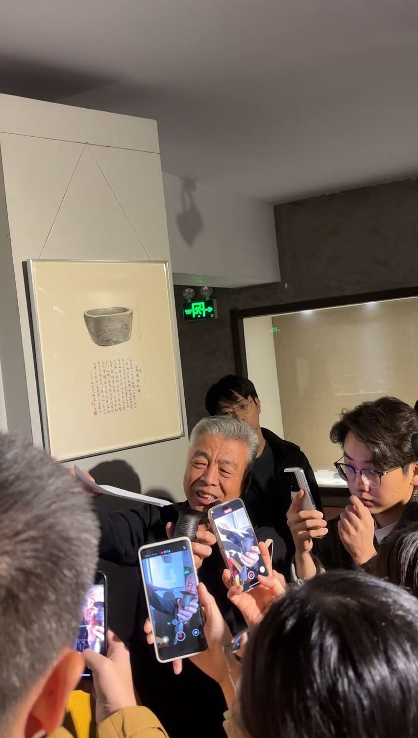 黑陶邢文化博物館館長(zhǎng)邢葆東展示兩張相疊的A4紙，向記者解釋此為杯口的厚度。