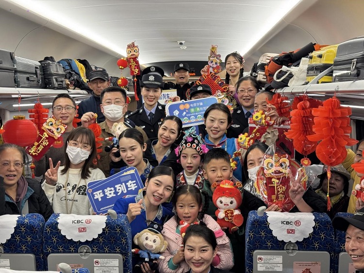 春節(jié)期間，在中老鐵路磨萬（磨丁—萬象）段，鐵路客運(yùn)員工與乘客合影留念。李加勇攝
