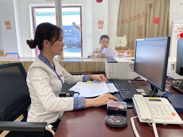 春節(jié)期間，中老鐵路員工堅守崗位，保障鐵路運(yùn)行安全、暢通。李加勇攝