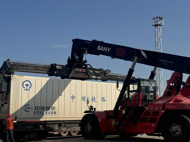 春節(jié)期間，起重機(jī)吊裝即將發(fā)運(yùn)的冷鏈集裝箱。李加勇攝