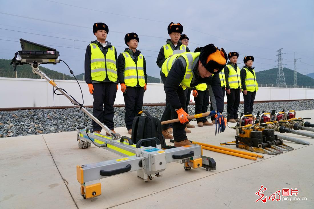 【發(fā)現(xiàn)最美鐵路】云端上的“毫米級”守護(hù)者——麗香鐵路養(yǎng)護(hù)工