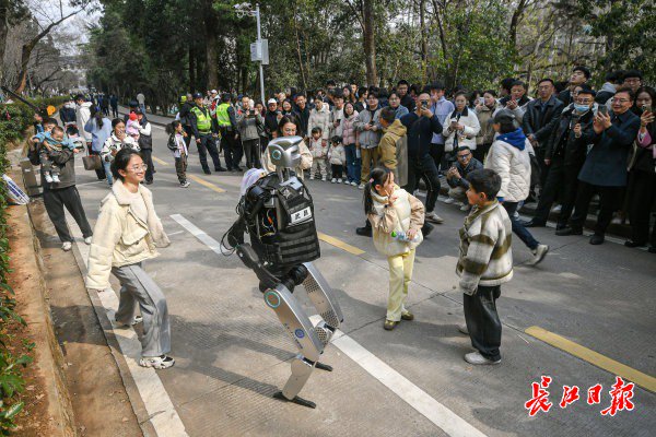 “智警小珞”人形機器人和小朋友們斗舞。長江日報記者史偉 攝