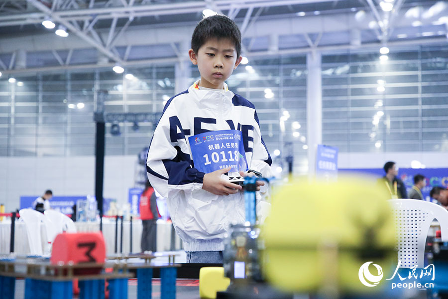 參加2025數(shù)字中國創(chuàng)新大賽青少年AI機(jī)器人賽道決賽的小選手。人民網(wǎng)記者 焦艷攝