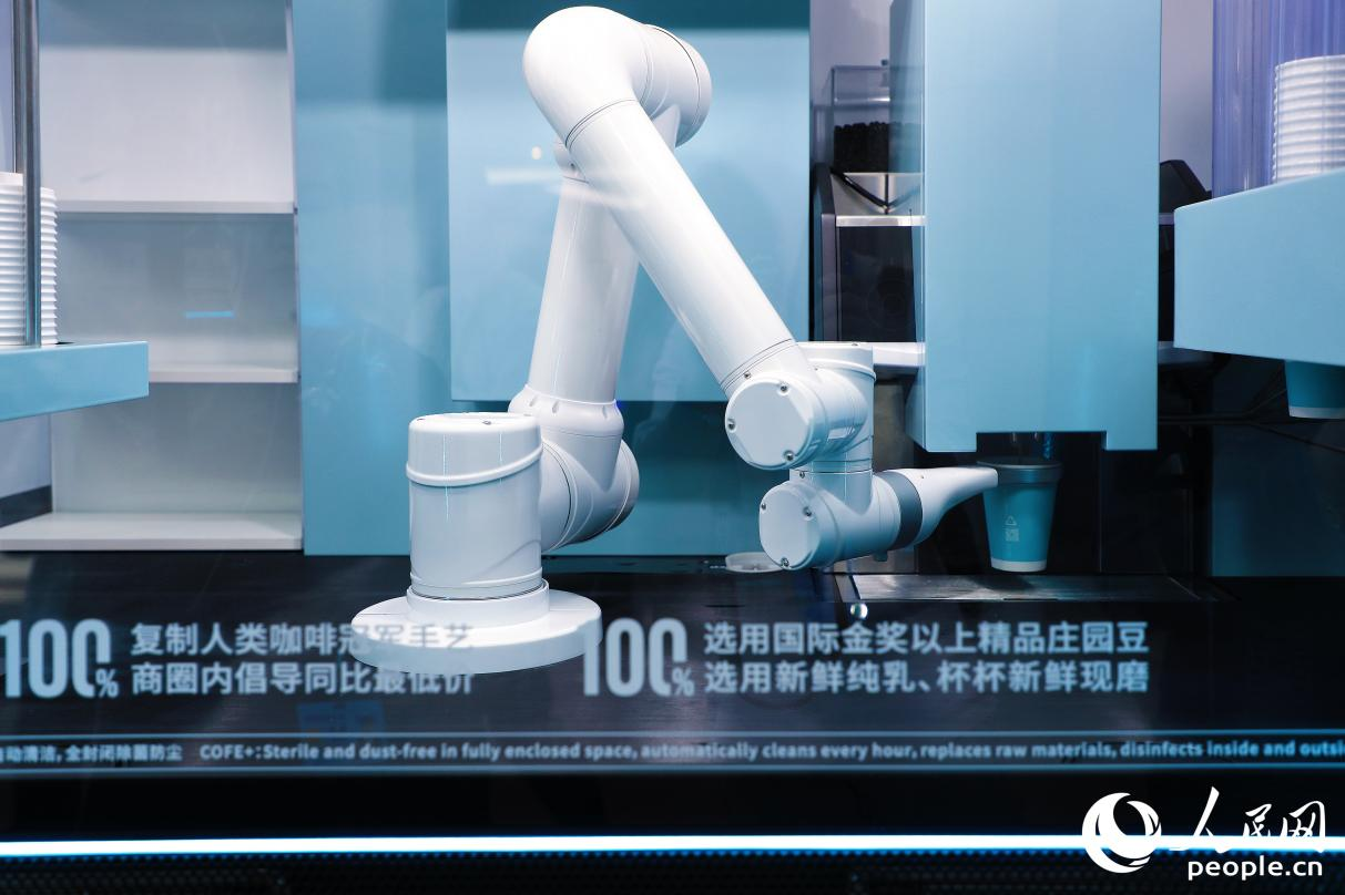 機(jī)器人現(xiàn)磨咖啡。人民網(wǎng) 李唯一攝