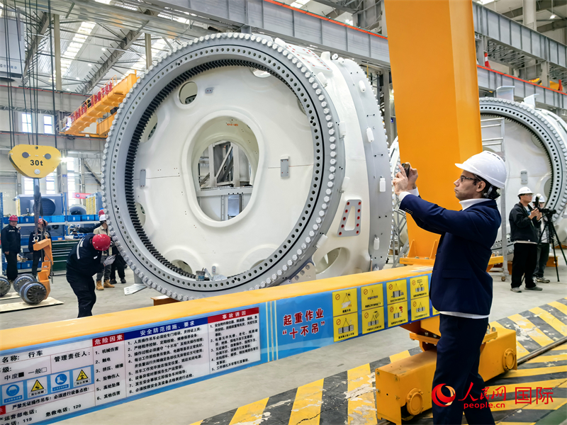 外媒記者參觀位于烏蘭察布察哈爾高新技術(shù)開(kāi)發(fā)區(qū)的運(yùn)達(dá)風(fēng)電裝備制造廠房。人民網(wǎng) 楊春燕攝