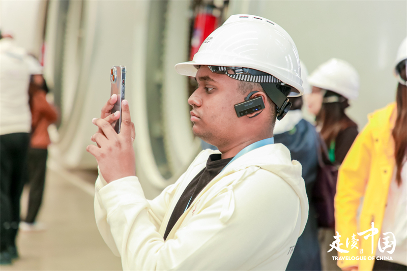 斐濟(jì)廣播公司記者尼基爾·庫(kù)馬爾（Nikhil Kumar）參觀運(yùn)達(dá)風(fēng)電裝備制造廠房。環(huán)球網(wǎng)供圖