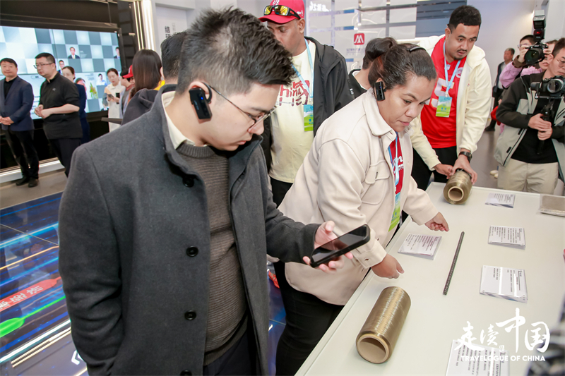 菲律賓《商業(yè)鏡報(bào)》蔡辰威（左）在烏蘭察布察哈爾高新技術(shù)開(kāi)發(fā)區(qū)聽(tīng)取講解。環(huán)球網(wǎng)供圖