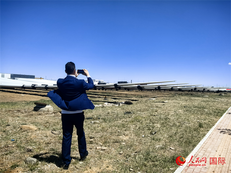 外媒記者拍攝廠房外的風(fēng)力渦輪發(fā)電機(jī)的巨型漿葉。人民網(wǎng) 楊春燕攝