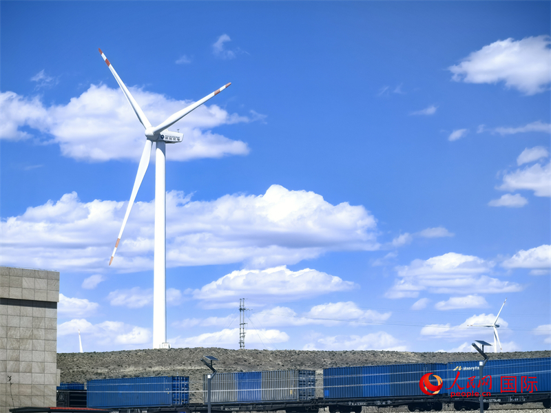 烏蘭察布烏蘭哈達(dá)火山附近的風(fēng)力渦輪發(fā)電機(jī)。人民網(wǎng) 楊春燕攝