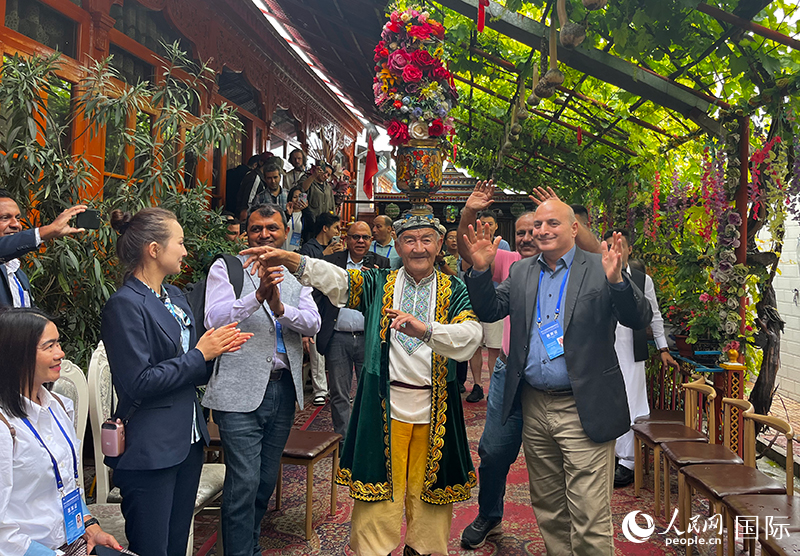 5月24日，外國媒體人在伊寧市喀贊其民俗旅游區(qū)參觀體驗(yàn)。 人民網(wǎng)記者 翟轉(zhuǎn)麗攝