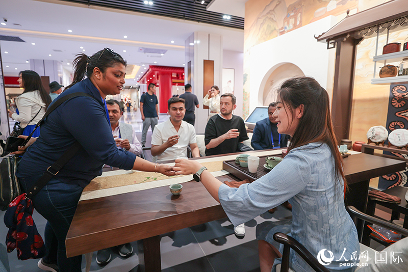 5月25日，外國媒體人在霍爾果斯國際邊境合作中心中國文化館參觀。人民網(wǎng)記者 張武軍攝