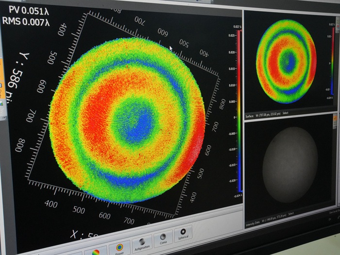 屏幕上清晰顯示著光學(xué)元器件的打磨程度。人民網(wǎng)記者 李洋攝